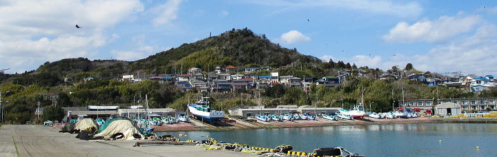 鴨川漁港から浅間山を望む