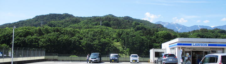 中山峠越しに南アの鳳凰三山がチラッと･･･