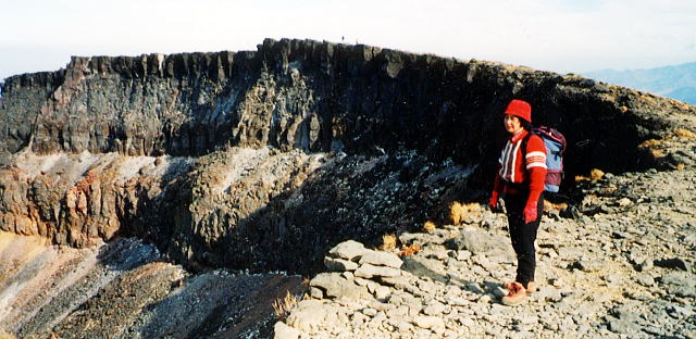 凄絶な硫黄岳山頂の火口壁