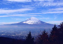 両翼を目一杯広げた富士山