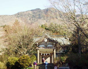山道の起点でもある公時神社