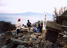 金時山の山頂から富士山を仰ぐ