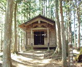 山頂直下に位置する両神神社奥社