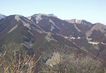 伊豆ヶ岳の山頂から武川岳方面を望む