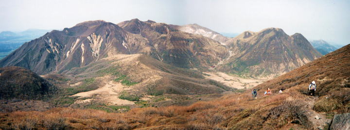 坊ガツル越しに、左から白口岳、中岳、三俣山