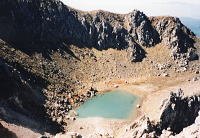 左上のピークが焼岳の最高点（南峰）