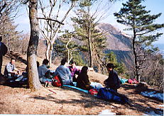 足柄万葉公園にて昼食。奥に見える山が矢倉岳。