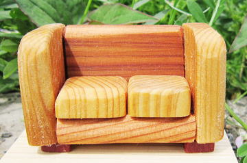 スギの端材で作った「森のソファー」